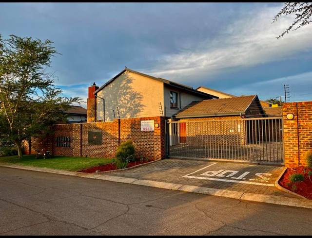 3 BEDROOM TOWNHOUSE FOR SALE IN MONTANA TUINE